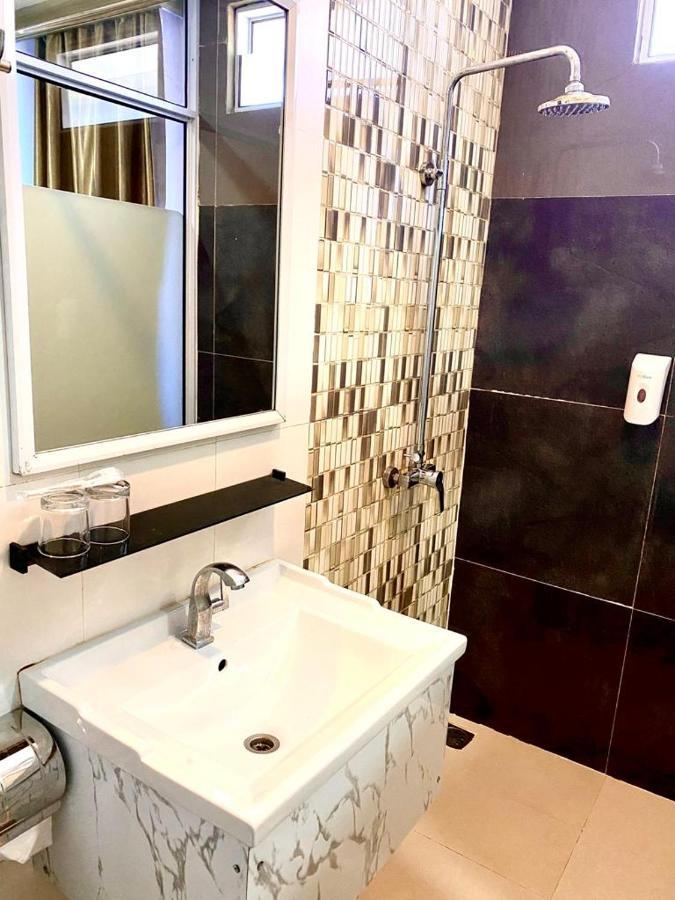 Os Hotel Tanjung Uncang Sagulung Exteriér fotografie